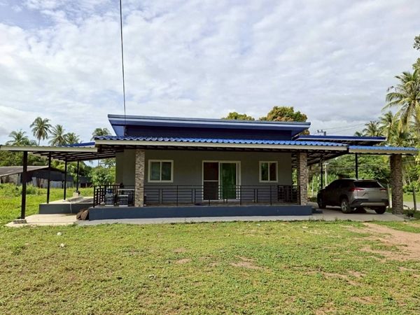 ขายบ้าน - บ้านเดี่ยวพื้นที่ใช้สอยรวม 160 ตรม.หันหน้าทิศเหนือ ภายในประกอบด้วย 2 ห้องนอน 1 ห้องน้ำ 1 ห้องโถง 1 ห้องครัว ต่อเติมหลังคาปูกระเบื้องรอบตัวบ้าน