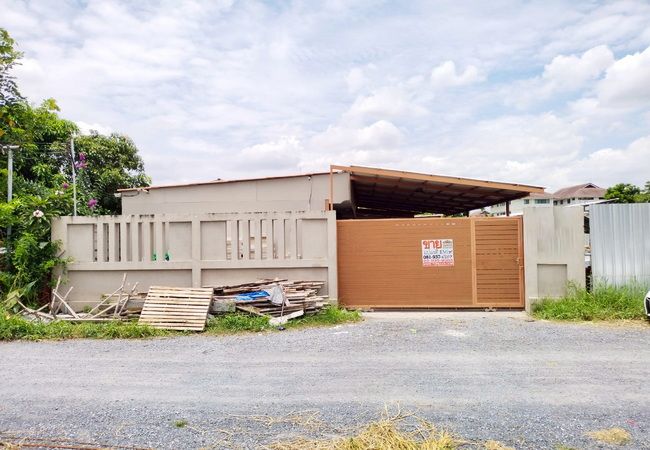 ที่ดิน - ขายและให้เช่าที่ดิน ซอยอ่อนนุช 39 เนื้อที่ 130 ตร.ว. พร้อมสิ่งปลูกสร้าง