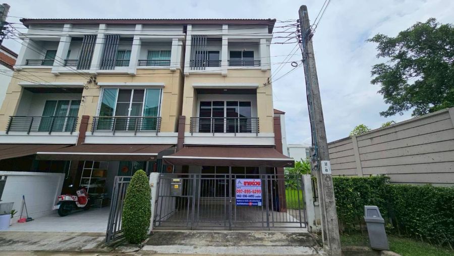 ขายทาวน์เฮาส์ - ขายด่วน ทาวน์โฮม 3 ชั้น หมู่บ้านกลางเมือง เกษตร - นวมินทร์ หลังริม เนื้อที่ 51.7 ตารางวา