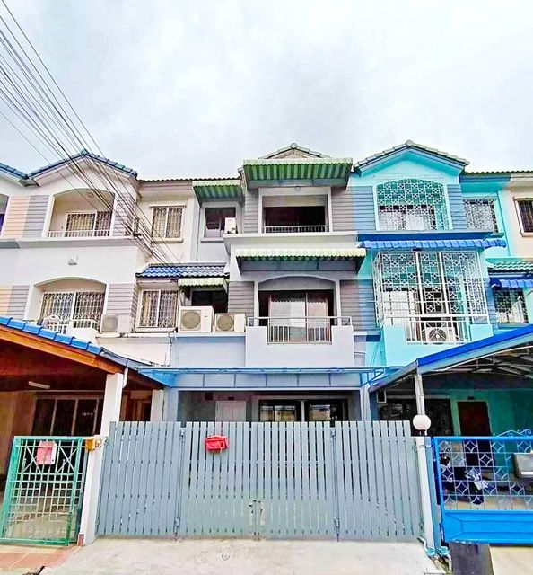 ให้เช่าทาวน์เฮาส์ - เดอะไนน์ เซ็นเตอร์ พระราม 9 654 ม. ARL หัวหมาก 700 ม.ให้เช่าทาวน์เฮ้าส์ 3 ชั้น สวนหลวง 242 ต.ร.ม. บ้านกลาง พระราม 9 พร้อมเฟอร์ฯ 3 นอน