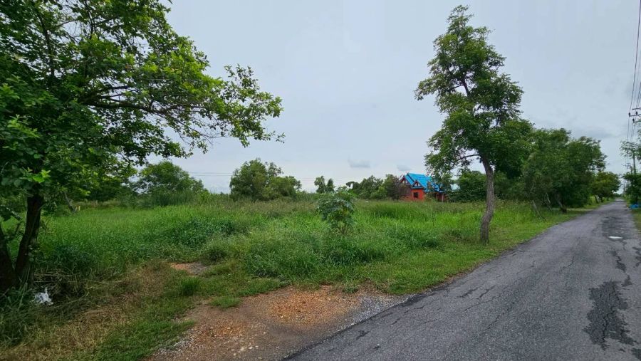 ขายที่ดิน - ขายที่ดินแปลงมุม ติดถนน2ด้าน 108 ตรว. หน้ากว้าง 20 ลึก 21ซอยสังฆสันติสุข 40