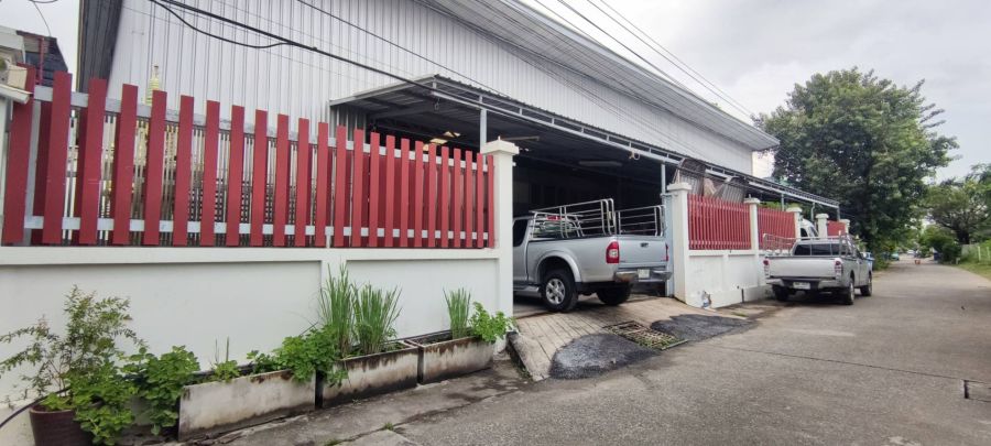 ขายโรงงาน / โกดัง - ขายด่วน อาคารลักษณะโกดัง หรือคลังสินค้า พื้นที่รวม 2โฉนด 149 ตร.ว ต.เทพารักษ์ อ.เมือง จ.สมุทรปราการ