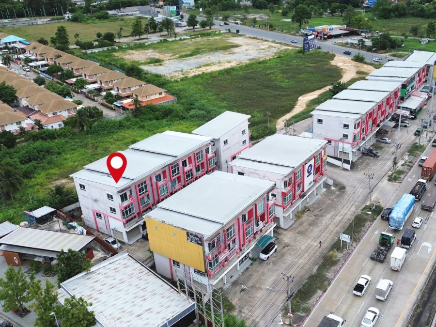ขายอาคารพาณิชย์ / สำนักงาน - ขายถูกมาก อาคารพานิชย์ 3 ชั้นครึ่ง 34.5 ตรว. ติดถนนมอเตอร์เวย์ ใกล้แยกหนองยายบู่ อ.ศรีราชา ชลบุรี