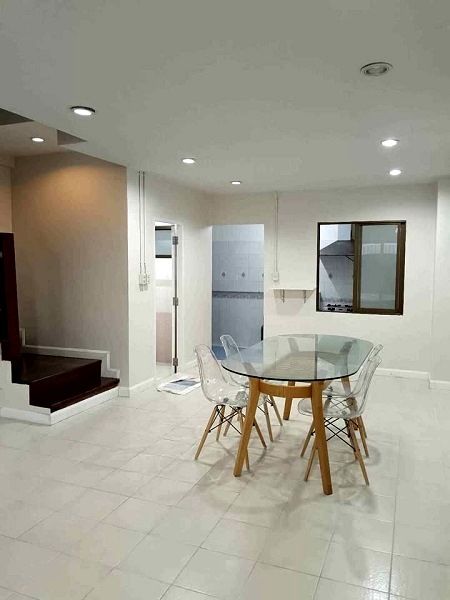 ให้เช่าทาวน์เฮาส์ - ให้เช่าทาวโฮม 3 ชั้น พระราม9 ใกล้ห้าง The Nine พระราม9 มิเตอร์เวย์ ศรีนครินทร์ รามคำแหง 20ตรว. ใช้สอย 150 ตรม 3 นอน 3 น้ำ ห้องนั่งเล่น ห้องนั่งเล่น