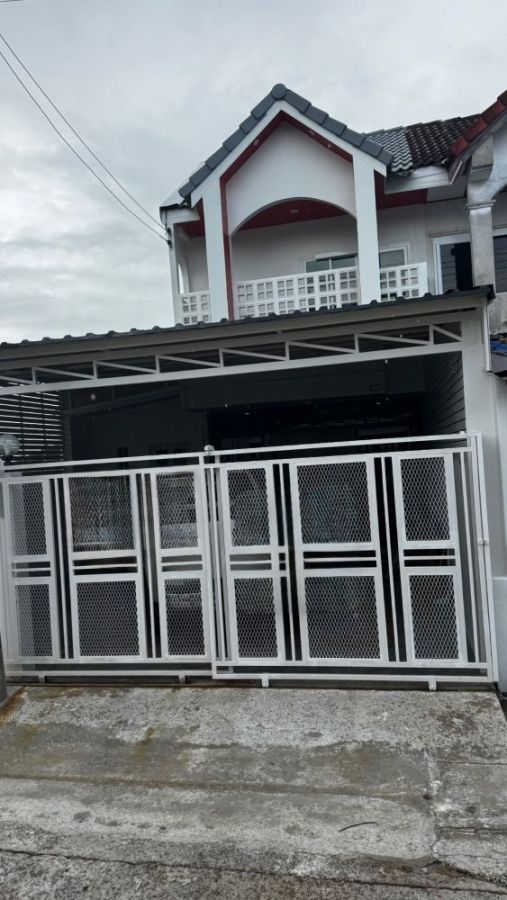 ขายทาวน์เฮาส์ - ขายทาวน์เฮ้าส์ 2 ชั้นรีโนเวทใหม่ทั้งหลัง หมู่บ้านเลขที่ 5 บางปลา ทำเลดี เดินทางสะดวก