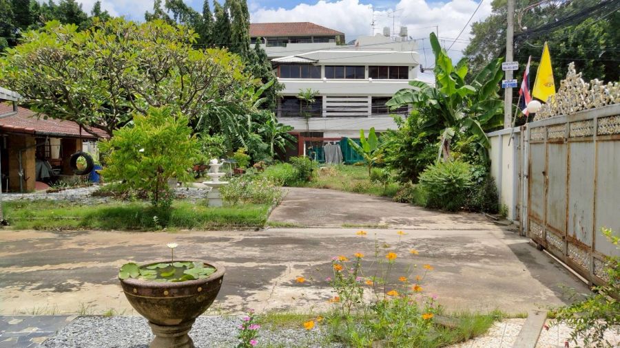 ขายที่ดิน - ขายที่ดินพร้อมสิ่งปลูกสร้าง แปลงมุม เนื้อที่ 336 ตร.วา ซอยลาดพร้าว 107 แยก 2 แขวงคลองจั่น เขตบางกะปิ กทม.