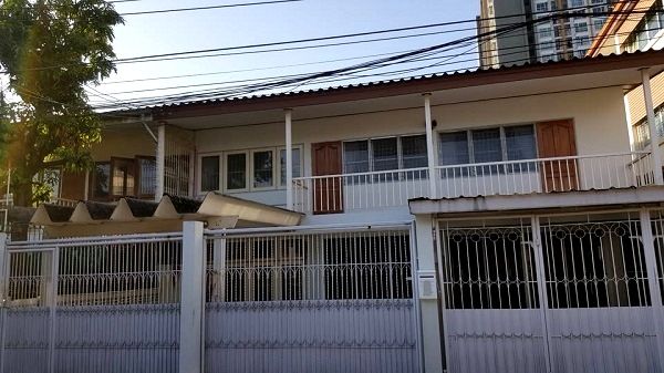 ให้เช่าทาวน์เฮาส์ - ให้เช่าบ้านเดี่ยว 2 ชั้น จตุจักรใกล้ BTS หมอชิต และ MRTจตุจักร ใช้สอย 150 ตรม3 ห้องนอน2 ห้องน้ำ2 ที่จอดรถ