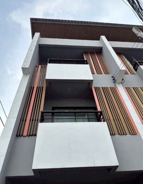 ขายทาวน์เฮาส์ - ขายทาวน์โฮม 3 ชั้น โครงการเดอะซิมโฟนี ทำเลศักยภาพ ติดถนนใหญ่ ใกล้แฟชั่นไอส์แลนด์