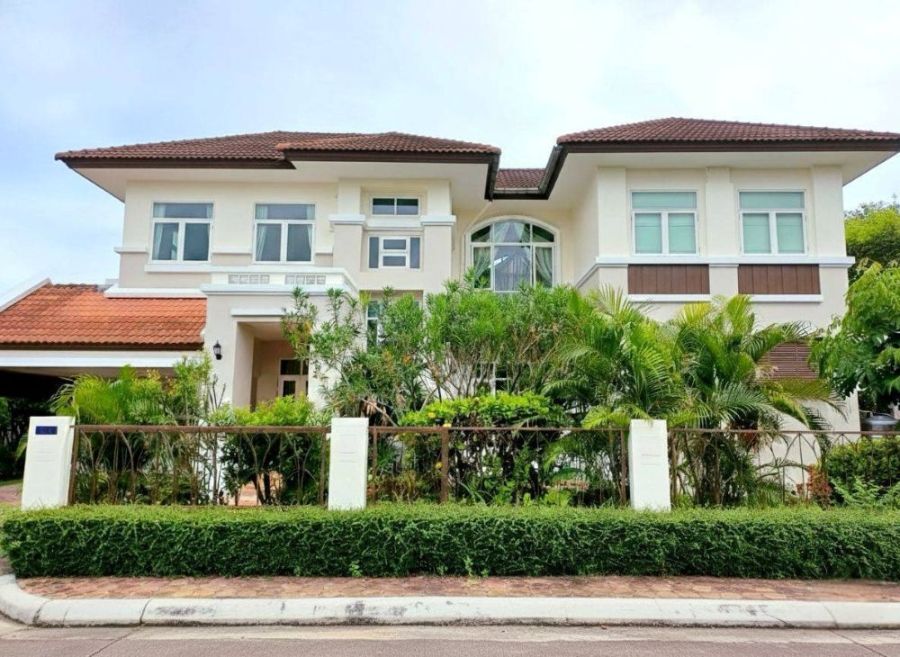 ขายบ้าน - ขายบ้านเดี่ยวหรู 2 ชั้น หมู่บ้านลิฟวิ่งลากูน ซอยพระยาสุเรนทร์ 39 หลังมุมขนาดใหญ่ ริมน้ำ 161 ตร.ว. ถูกหลักฮวงจุ้ย