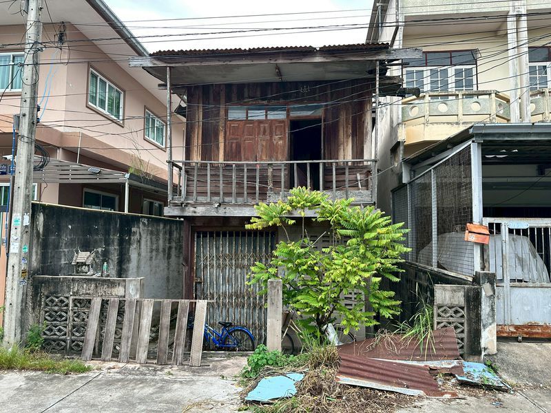 ขายที่ดิน - ขายที่ดินศรีราชา เขตชุมชน ติดถนนสาธารณะ พร้อมสิ่งปลูกสร้าง