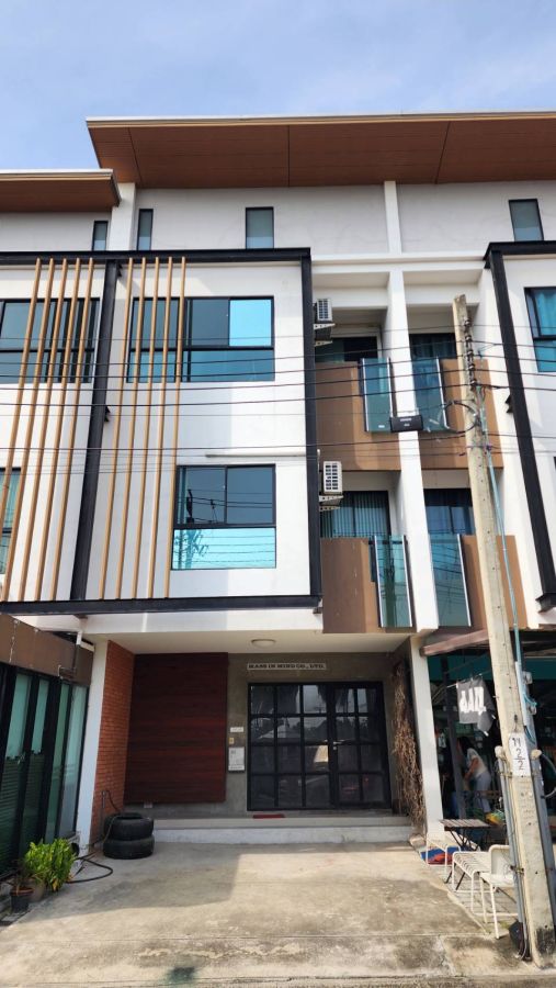 ให้เช่าทาวน์เฮาส์ - ให้เช่าโฮมออฟฟิศ 3 ชั้น iField บางนา ทำเลทองติดถนนกาญจนาภิเษก