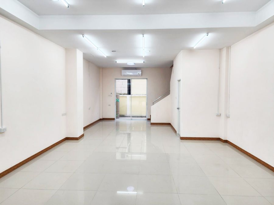 ให้เช่าอาคารพาณิชย์ / สำนักงาน - ใให้เช่าอาคารพาณิชย์ ติดถนน หน้ากว้าง จอดรถสะดวก ใกล้ ตลาดลาดสวาย รังสิต ลำลูกกา ปทุมธานี คลอง 3 คลอง 4 แต่งสวย มี แอร์ ประตูกระจก กันสาด