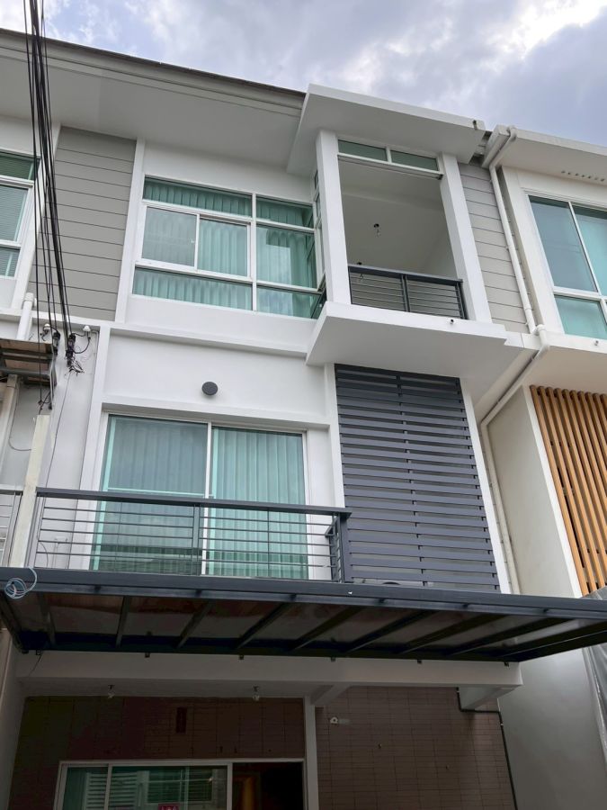 ให้เช่าทาวน์เฮาส์ - ให้เช่าทาวน์เฮ้าส์หรู 3 ชั้น มี 3 ห้องนอน 3 ห้องน้ำ, The Metro Rama 9, ตกแต่งสวย เฟอร์นิเจอร์ครบ พร้อมเข้าอยู่