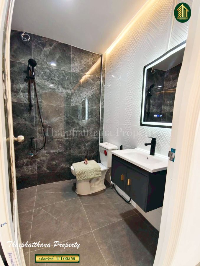 ขายทาวน์เฮาส์ - ทาวน์เฮ้าส์รีโนเวทใหม่ หมู่บ้านทิวสนวิลล่า ธัญบุรี รังสิตคลอง 3 ตกแต่งสวยหรู ราคาสุดคุ้ม