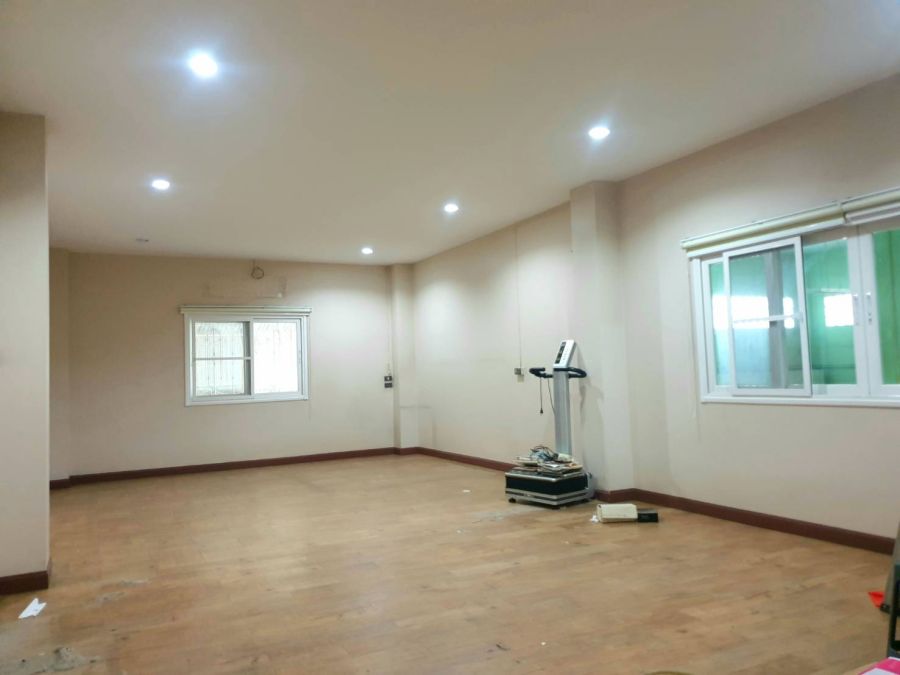 ขายอาคารพาณิชย์ / สำนักงาน - ขายอาคารพาณิชย์ 3 ชั้น + โกดังใหญ่ ทำเลทองใจกลางศรีสะเกษ