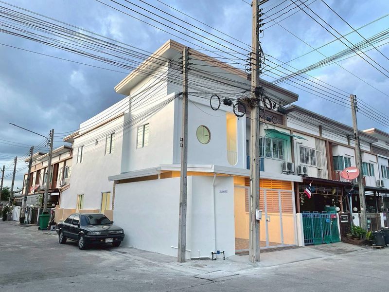 ขายทาวน์เฮาส์ - ขายทาวน์โฮม 2 ชั้น รีโนเวทใหม่ ติดถนนเมนหลังมุม KC Cluster นิมิตใหม่ ลำลูกกา