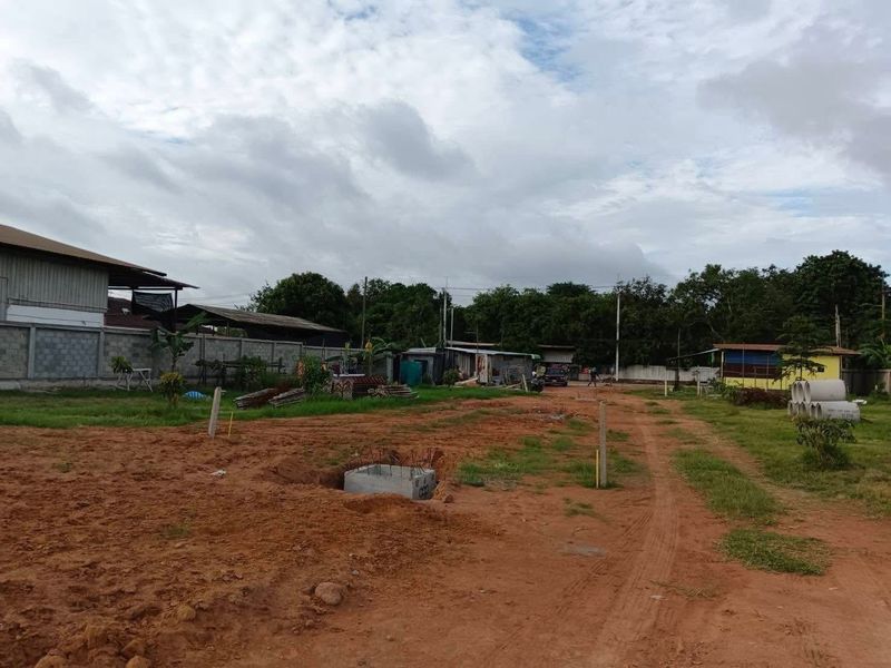 ขายที่ดิน - ขายที่ดินนาพร้าว ศรีราชา แปลงสวย ทำเลดี ซอยลุงเทิ้ม