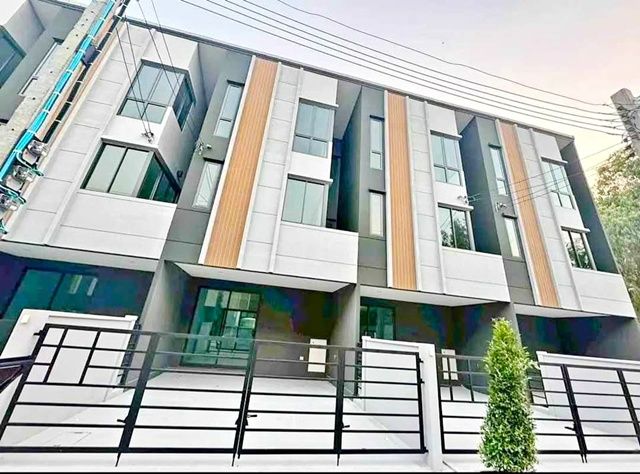 ให้เช่าทาวน์เฮาส์ - เช่า ติวานนท์-ศรีสมาน ทาวน์เฮาส์ 3 ชั้น แม่พระการุณย์ ตลาดดวงแก้ว พลาซ่า 450 ม.18 ตร.วา. 218 ตร.ม. รร.พระหฤทัยนนทบุรี 350 ม. 3 นอน