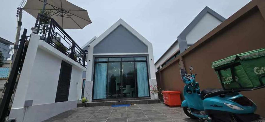 ให้เช่าบ้าน - ให้เช่า บ้านเดี่ยว พร้อมสระว่ายน้ำ ฝั่งชายหาดจอมเทียน ทำธุระกิจรายวันได้ 5 ห้องนอน