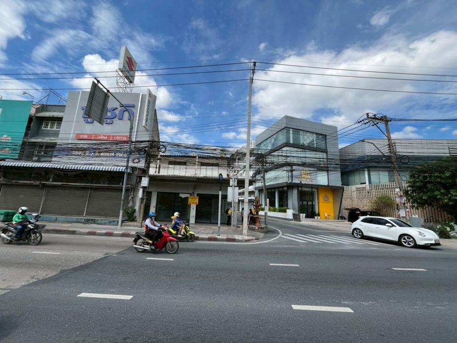 ขายทาวน์เฮาส์ - ขายบ้าน 2 ชั้น หลังมุม ติดถนนนวมินทร์111 บึงกุ่ม กรุงเทพมหานคร