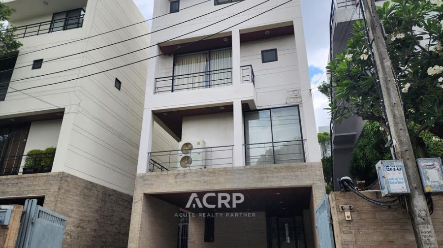 ขายบ้าน - ขายบ้านเดี่ยว 3.5 ชั้น พร้อมสระว่ายน้ำส่วนตัว ใจกลางอารีย์ ถนนพหลโยธิน ใกล้พระราม 6