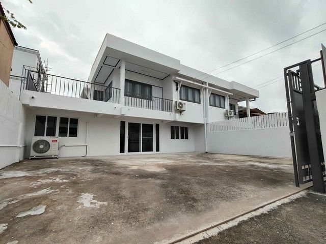 ให้เช่าบ้าน - ให้เช่าบ้าน 50 ตร.ว. 3 ห้องนอน 2 ห้องน้ำ แอร์ 4 เครื่อง ถนนโชคชัย 4 ซอย 56