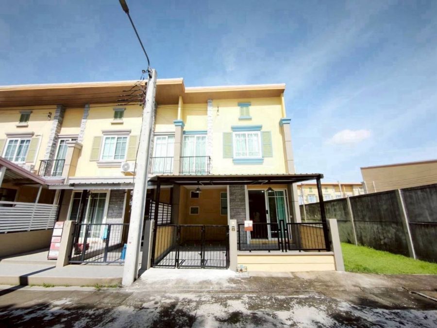 ขายทาวน์เฮาส์ - ขายทาวน์โฮม หมู่บ้านโกลเด้นทาวน์ รัตนาธิเบศร์-สถานีรถไฟฟ้าไทรม้า ( หลังมุมติดสวนสาธารณะ)