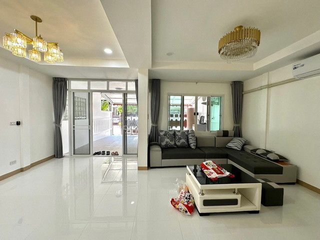 ให้เช่าบ้าน - ทาวน์โฮม2ชั้น ห้วยขวาง 5 ห้องนอน 2 ห้องน้ำ เฟอร์นิเจอร์ครบ พร้อมเข้าอยู่