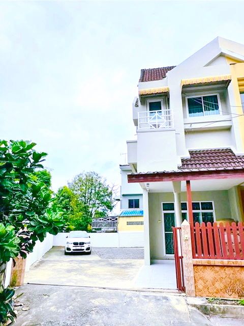 ให้เช่าทาวน์เฮาส์ - หลังสุดท้าย นิคมบางชัน 1.1 กม เสรีไทย 77-85 สวนสยาม100ม. MRT ราษฎร์พัฒนา ให้เช่าทาวน์โฮม 3 ชั้น 49 ตร.วา.200 ตร.ม. พร้อมเฟอร์ฯ 3 นอน 3 น้ำ