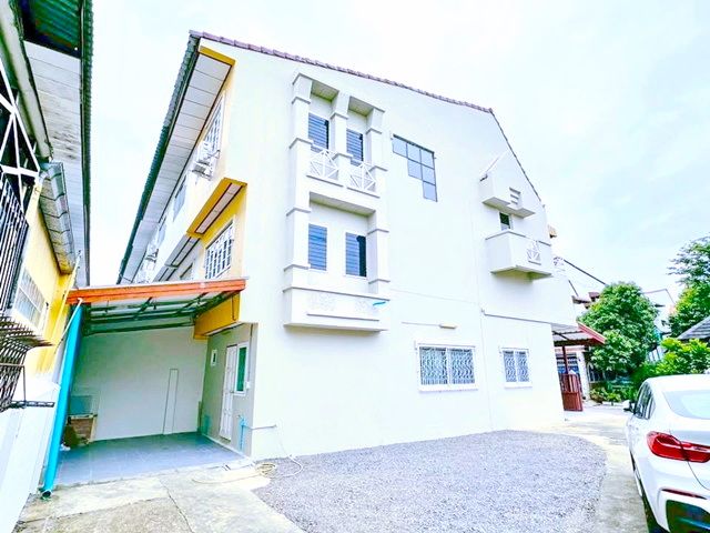 ให้เช่าทาวน์เฮาส์ - เสรีไทย 77-85 สวนสยาม100ม. MRT ราษฎร์พัฒนา ให้เช่าทาวน์โฮม 3 ชั้น 49 ตร.วา.200 ตร.ม. พร้อมเฟอร์ฯ 3 นอน 3 น้ำ หลังสุดท้าย นิคมบางชัน 1.1 กม