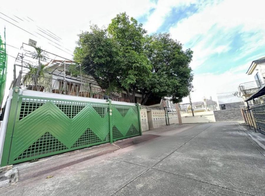 ให้เช่าบ้าน - ให้เช่าบ้านเดี่ยว 2 ชั้นรีโนเวทใหม่ ย่านโชคชัย4 ซอย55