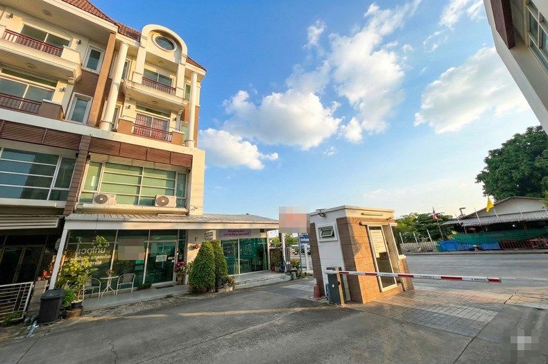 ทาวน์เฮาส์ - ขายและให้เช่า โฮมออฟฟิศ 4 ชั้น พรีเมี่ยมเพลส 5 หลังมุม ถนนรามอินทรา40 เลียบด่วนเอกมัย รามอินทรา
