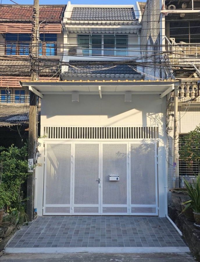 ให้เช่าทาวน์เฮาส์ - ให้เช่าทาวน์เฮาส์ 3 ชั้น 18 วา 50 ตรม. 3ห้องนอน 2 ห้องนอน รีโนเวทใหม่ ซอยพัฒนาการ