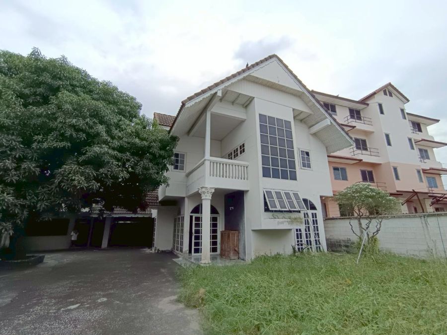 ขายบ้าน - ขายบ้านเดี่ยวสองชั้น พร้อมออฟฟิศ และที่ดินเปล่า ทำเลทองในนนทบุรี