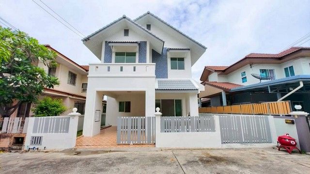 ขายบ้าน - ขายบ้านเดี่ยว 2 ชั้น มบ.สุขประยูรปาร์ค ขนาด 50ตรว 3นอน ติดถนนศุขประยูร ใกล้โรบินสันอมตะ ใกล้มอเตอร์เวย์ ใกล้เมืองชลบุรี ต.นาป่า ชลบุรี