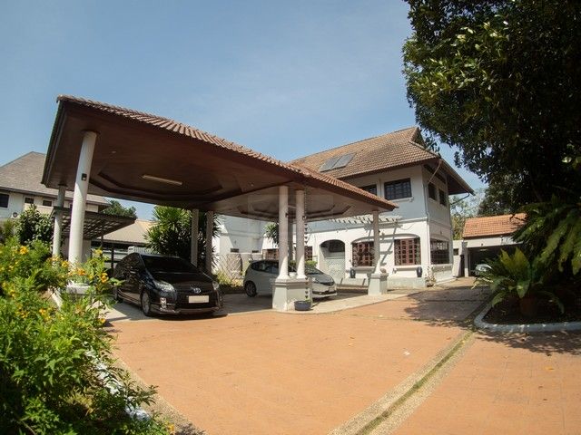 ขายบ้าน - ขายบ้านเดี่ยว 2 ชั้นหลังใหญ่ 256 ตรว. หมู่บ้านนวธานี เสรีไทย 59 โครงสร้างแข็งแรง หันหน้าทิศใต้ ใกล้มอเตอร์เวย์ เข้าออกได้ทั้งเสรีไทย และเกษตรนวมินทร์