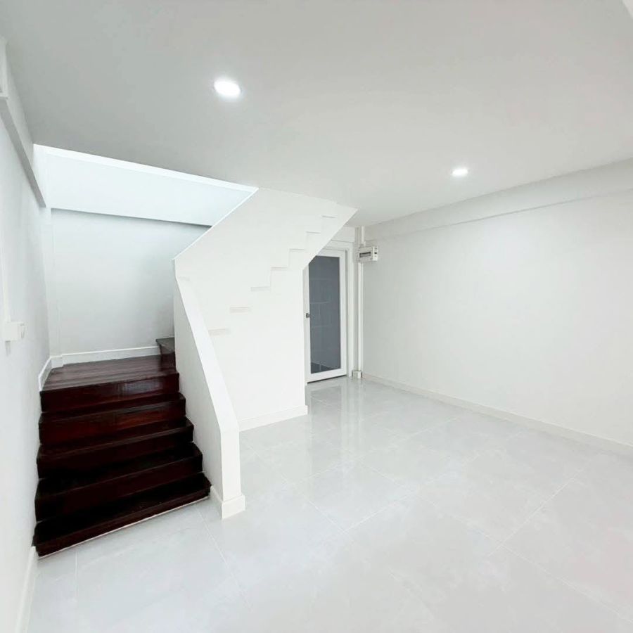 ขายทาวน์เฮาส์ - ขายทาวน์เฮ้าส์รีโนเวทใหม่ เนื้อที่ 19.6 ตร.ว (ซอยเสนานิคม1-ลาดพร้าว) หน้าบ้านหันไปทางทิศตะวันตก พร้อมอยู่