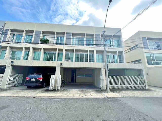 ให้เช่าทาวน์เฮาส์ - เดอะไนน์ พระราม 9 1.2 กม. พัฒนาการ18-26 พระราม9 ARL รามคำแหง 1.8 กม. ให้เช่าทาวน์โฮม 3 ชั้น 3 นอน 3 น้ำ