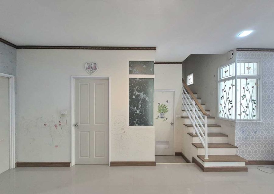 ขายทาวน์เฮาส์ - ทาวน์โฮม 2 ชั้น ต่อเติมระเบียง ราคาสุดพิเศษ : โครงการโกลเด้นทาวน์ รามคำแหง-วงแหวน