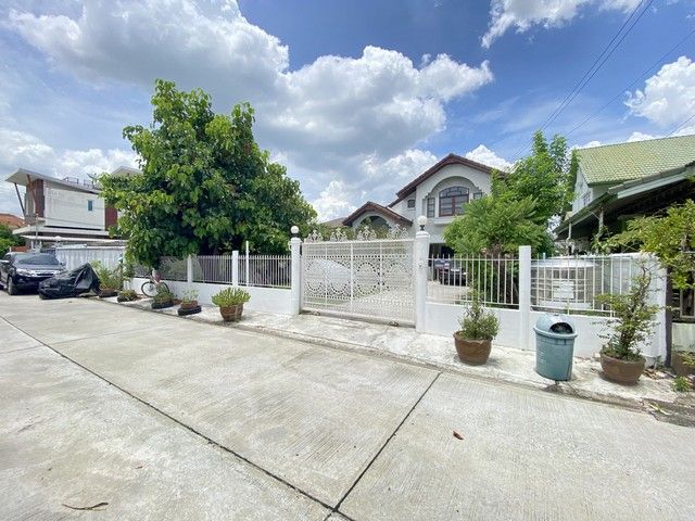 ขายบ้าน - ขาย บ้านเดี่ยว 2 ชั้น หมู่บ้านชวนชื่น วัชรพล เนื้อที่ 102 ตารางวา ทำเลดี ใกล้ ตลาดถนอมมิตร เพลินนารี่มอลล์