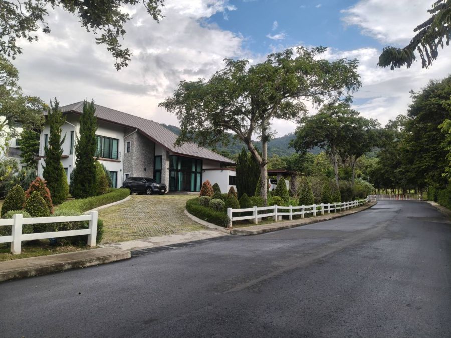 ขายบ้าน - ขายบ้านเขาใหญ่ หมูสี ปากช่อง ใกล้อุทยานแห่งชาติเขาใหญ่ บ้านพักตากอากาศใกล้เขา วิวเขาสวย ที่ดิน 1.5 ไร่ ในโครงการบนถนนธนะรัชต์ ติดอุทยานแห่งชาติ