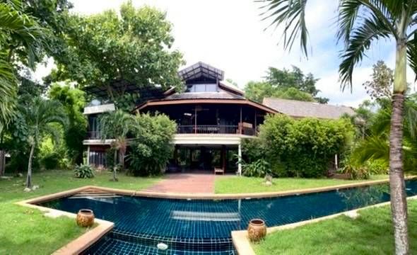 บ้าน - ให้เช่า/ขาย วิลล่าสร้างด้วยไม้ พร้อมสระว่ายน้ำและสวนในแม่ริม