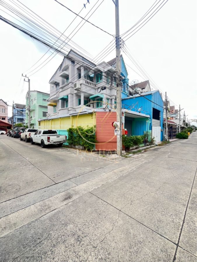 ขายทาวน์เฮาส์ - ขายด่วน ทาวน์เฮ้าส์ 3 ชั้น หลังมุม หมู่บ้านเจ้าพระยา 8 เฟส 2/1 เนื้อที่ 29.1 ตร.ว พื้นที่ใช้สอย 220 ตร.ม