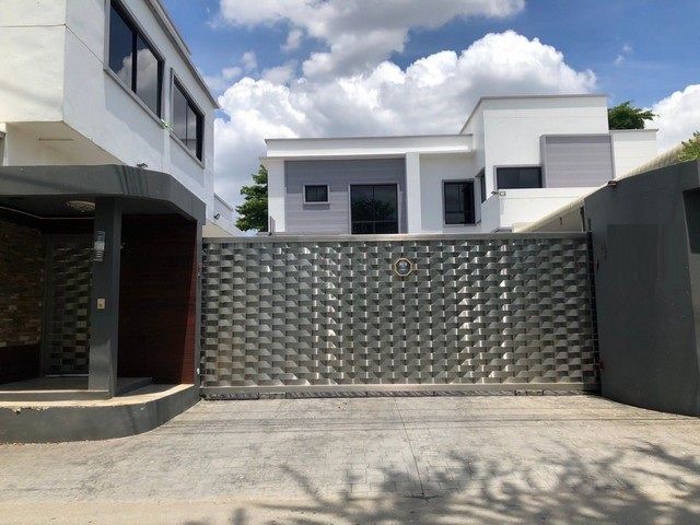 ขายบ้าน - ขายบ้านเดี่ยว 2 ชั้น 2 หลัง สไตล์ โมเดิร์น บนเนื้อที่ 1 ไร่ ซอยจรัญสนิทวงศ์ 35 พูลวิลล่า กลางเมือง ใกล้โรงพยาบาลศิริราช