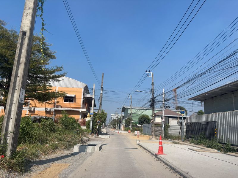 ขายที่ดิน - ขายที่ดินสวย ซอยศรีด่าน 22 ถ.ศรีนครินทร์ ขนาด 102 ตารางวา ทำเลและสภาพแวดล้อมดี