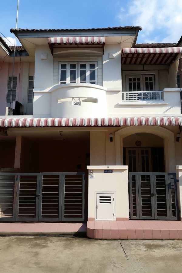 ขายทาวน์เฮาส์ - ลดกระหน่ำ รับปีใหม่ ทาวน์เฮ้าส์ 2 ชั้น หมู่บ้านวรางกูล คลอง 3 ทำเลทอง ใกล้ฟิวเจอร์พาร์ครังสิต เดินทางสะดวก ใกล้ถนนใหญ่ และทางด่วน