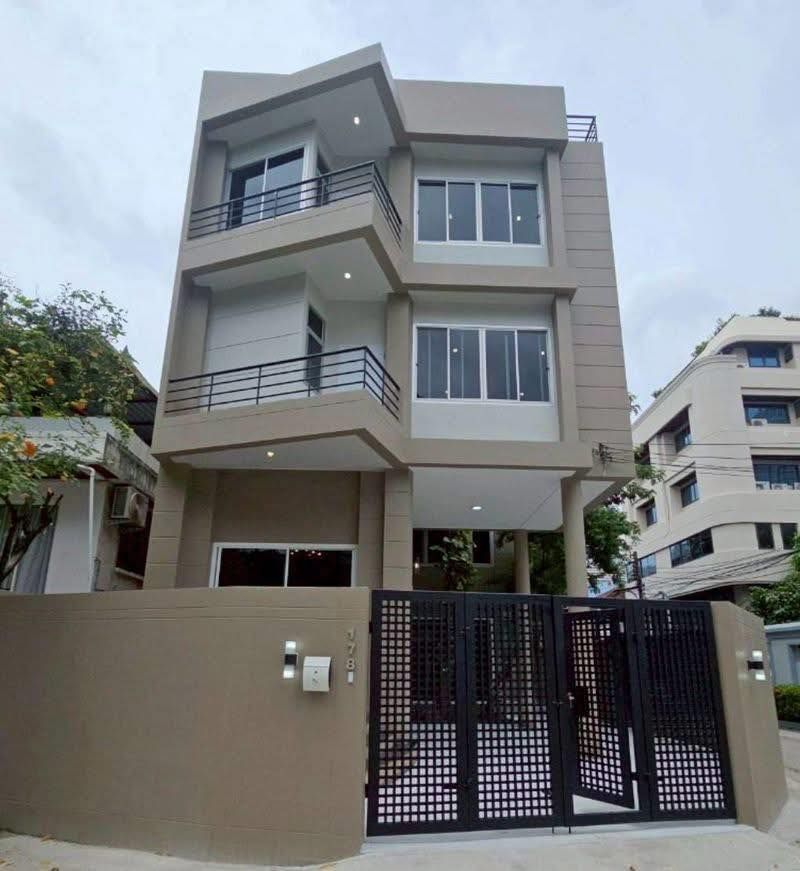 ขายบ้าน - ขายบ้านเดี่ยวรีโนเวทใหม่ 3 ชั้นหลังมุมย่านจตุจักร 375 ตรม. ซอยวิภาวดีรังสิต 5 ใกล้ MRT จตุจักร และ BTS หมอชิต ใกล้ห้าง โรงเรียน และมหาวิทยาลัย