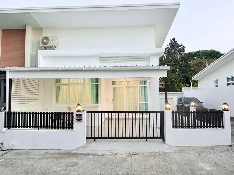 ขายบ้าน - ขายทาวน์เฮ้าส์พัทยา ตกแต่งพร้อมอยู่ มบ.เดอะ แกรนด์ ซอยเนินพลับหวาน