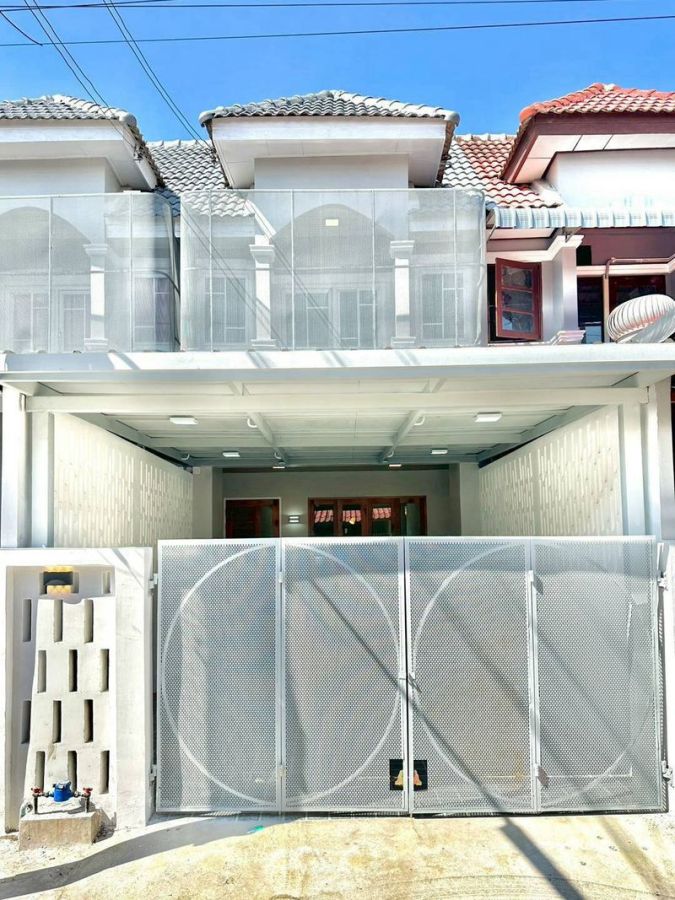 ขายทาวน์เฮาส์ - ขายทาวน์เฮ้าส์ 2 ชั้น หมู่บ้าน ช.รุ่งเรือง 6 ใกล้รถไฟฟ้าสายสีม่วง สถานีแยกบางพลู เนื้อที่ 18 ตารางวา 2 ห้องนอน ตำบลบางรักพัฒนา อำเภอบางบัวทอง