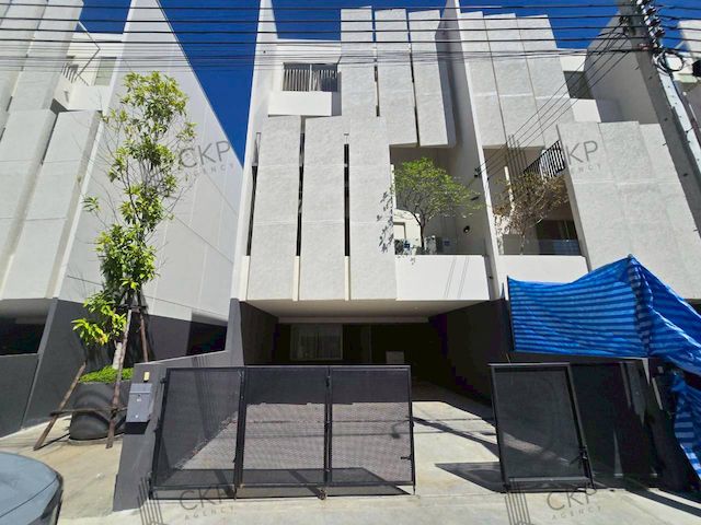 ให้เช่าทาวน์เฮาส์ - ทาวน์โฮม นิว เวิร์ส กรุงเทพกรีฑา บ้านใหม่สวย ไม่เคยเข้าอยู่ ติดถนนเดินทางสะดวก หิ้วกระเป๋าพร้อมเข้าอยู่